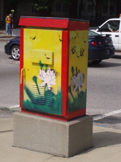 Traffic signal controller box with multicolor paint